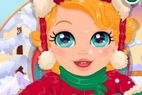 La bambina gioca nella neve La bambina gioca nella neve